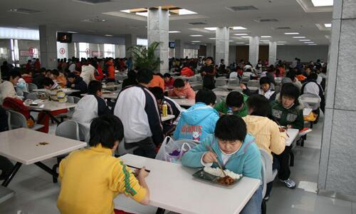 廣東三部門聯合發文嚴禁學校食堂分包轉包，每餐須有校方人員陪餐